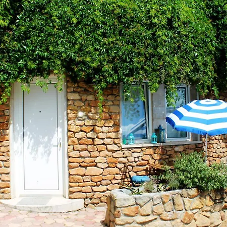 View Small House Free Parking Self Check-in * Budapesta